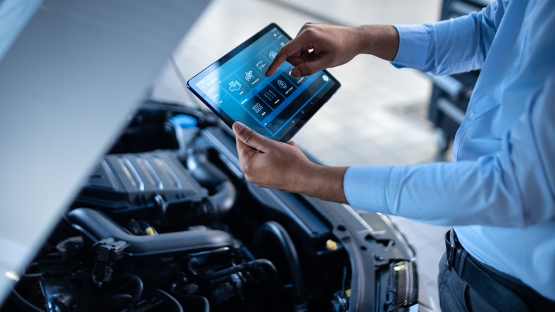 Car scanner training is essential for aspiring automotive service technicians to master modern vehicle diagnostics.