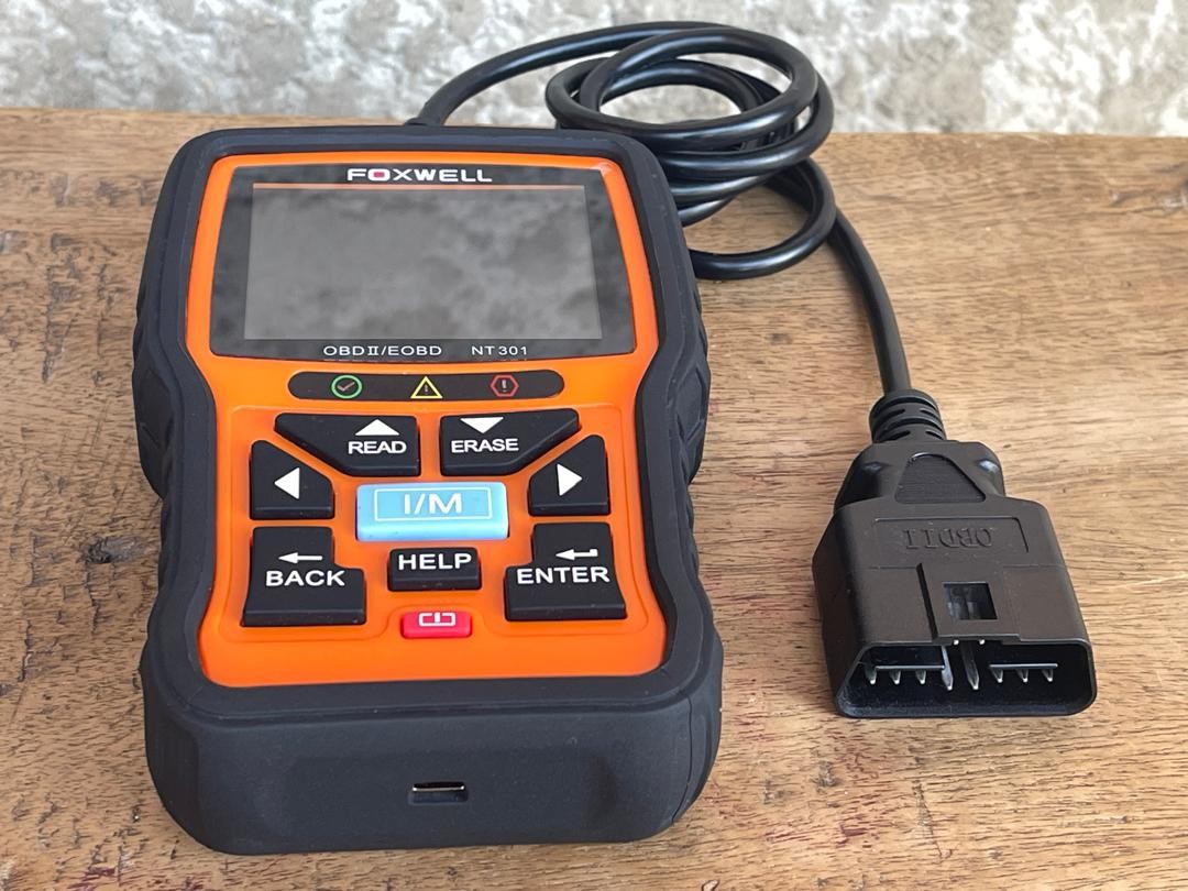 Foxwell NT301 in hand